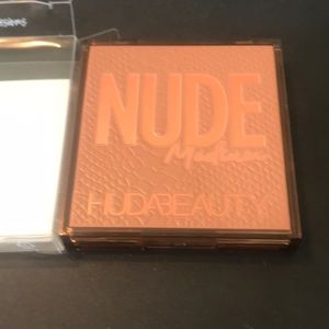 Huda Nude medium eyeshadow Pallette